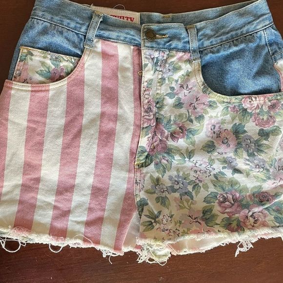 Vintage Not Guilty Red Stripe Flowers Jean Shorts - Picture 13 of 14